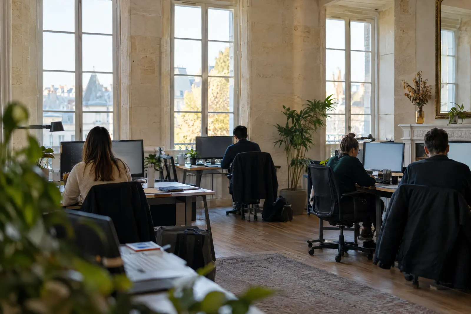 Plateau de bureaux lumineux dans un immeuble ancien