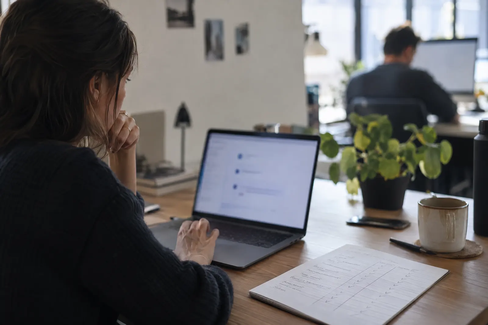 Personne testant un assistant conversationnel sur un ordinateur portable