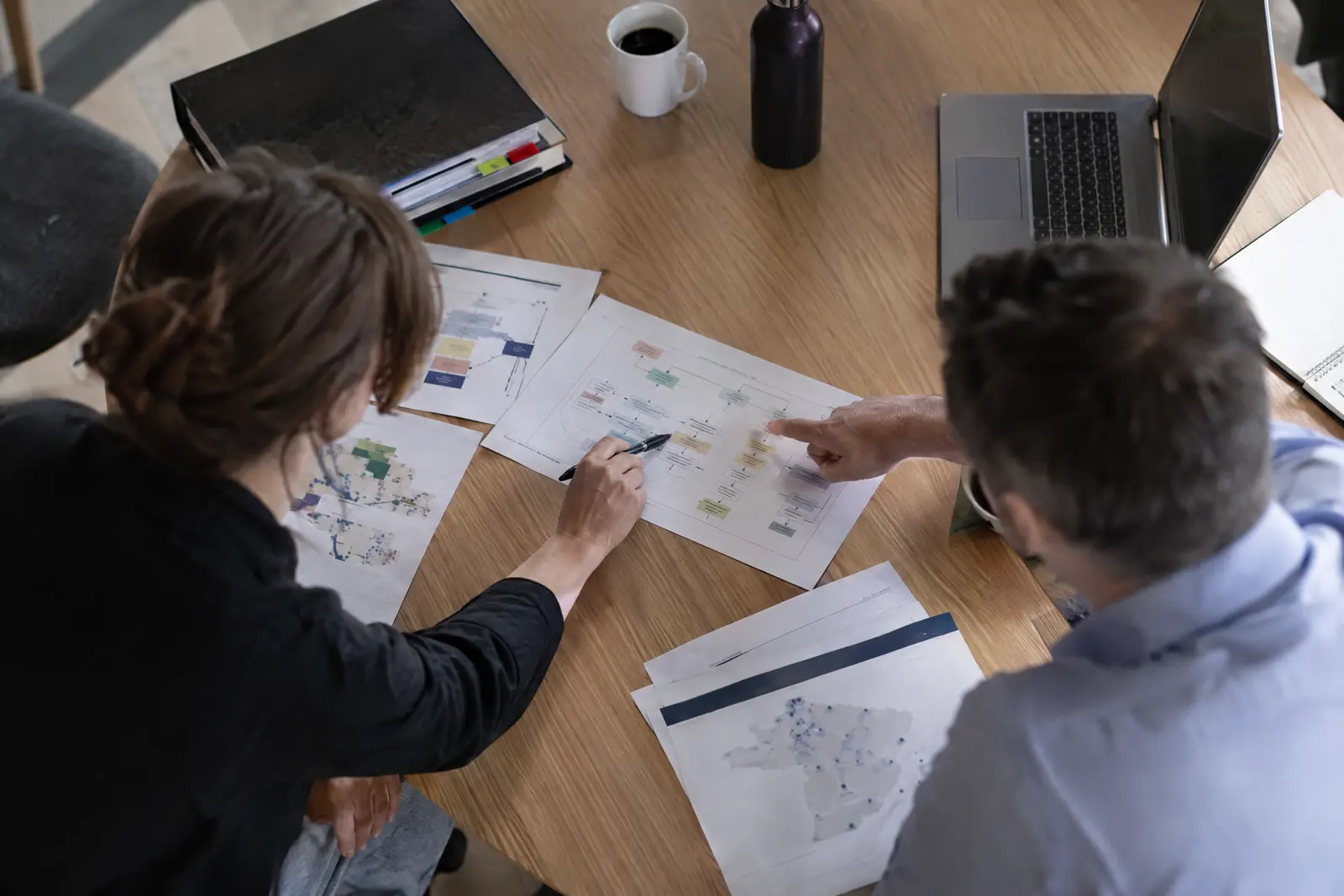 Cartographie de processus imprimée sur une table de réunion