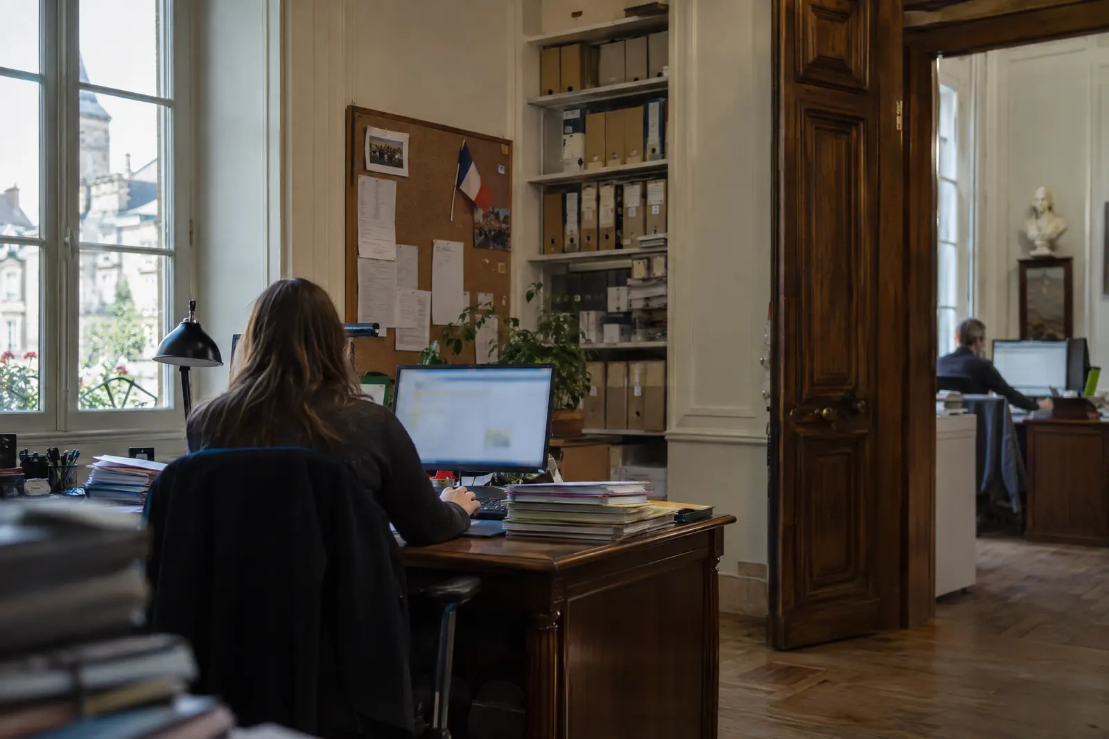 Bureau d'une mairie avec archives et boiseries
