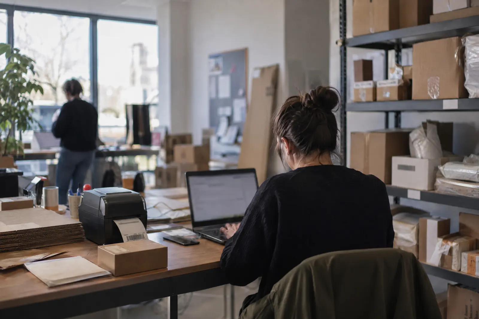 Bureau d'un site de vente en ligne à côté des colis