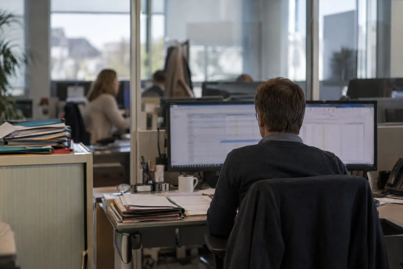 Bureau d'une société d'assurance, tableaux sur deux écrans