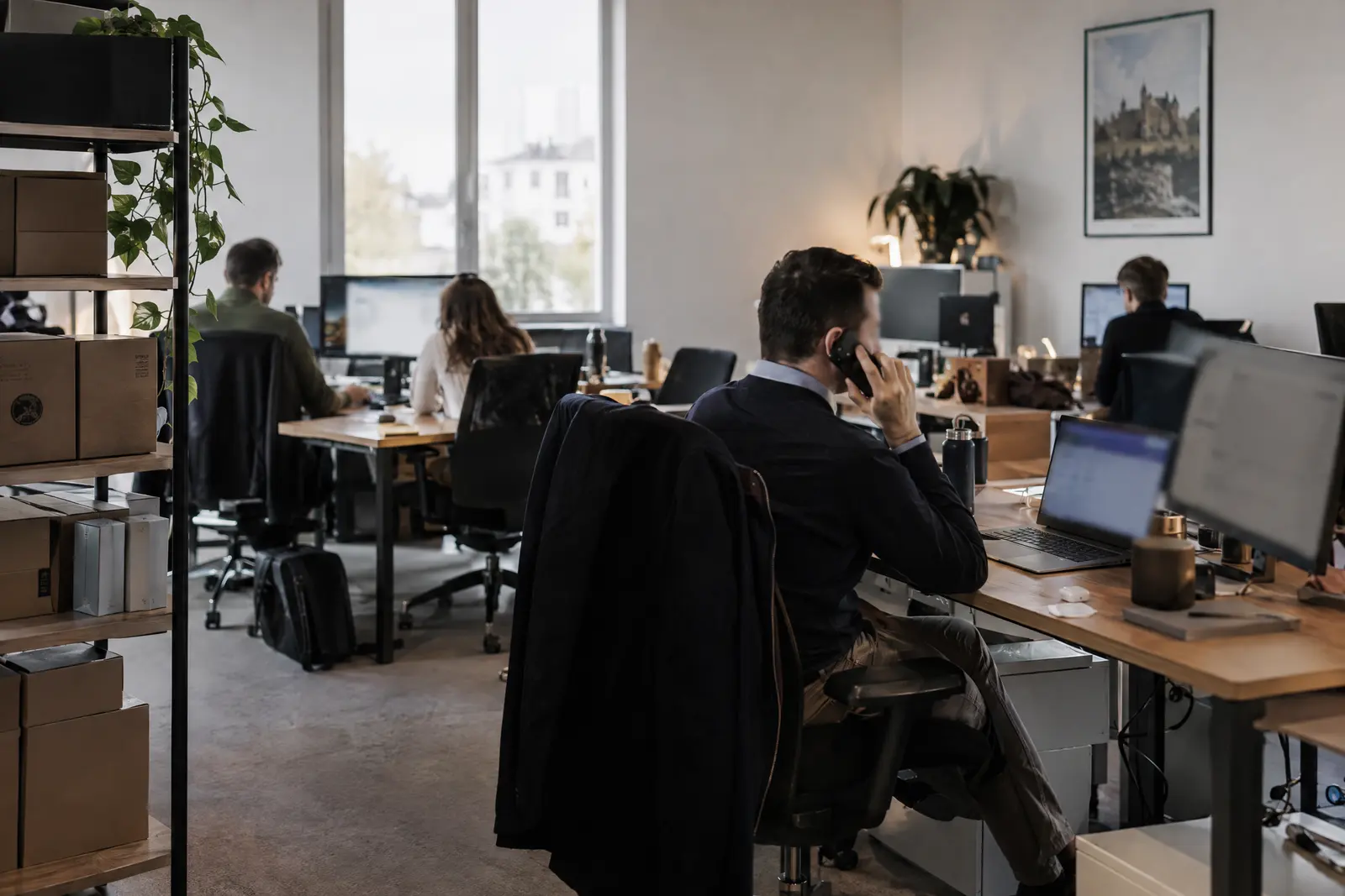 Bureaux d'une PME, un responsable au téléphone