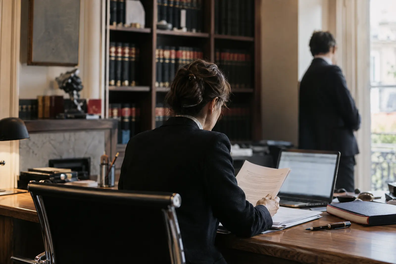 Cabinet d'avocats, bibliothèque de codes juridiques
