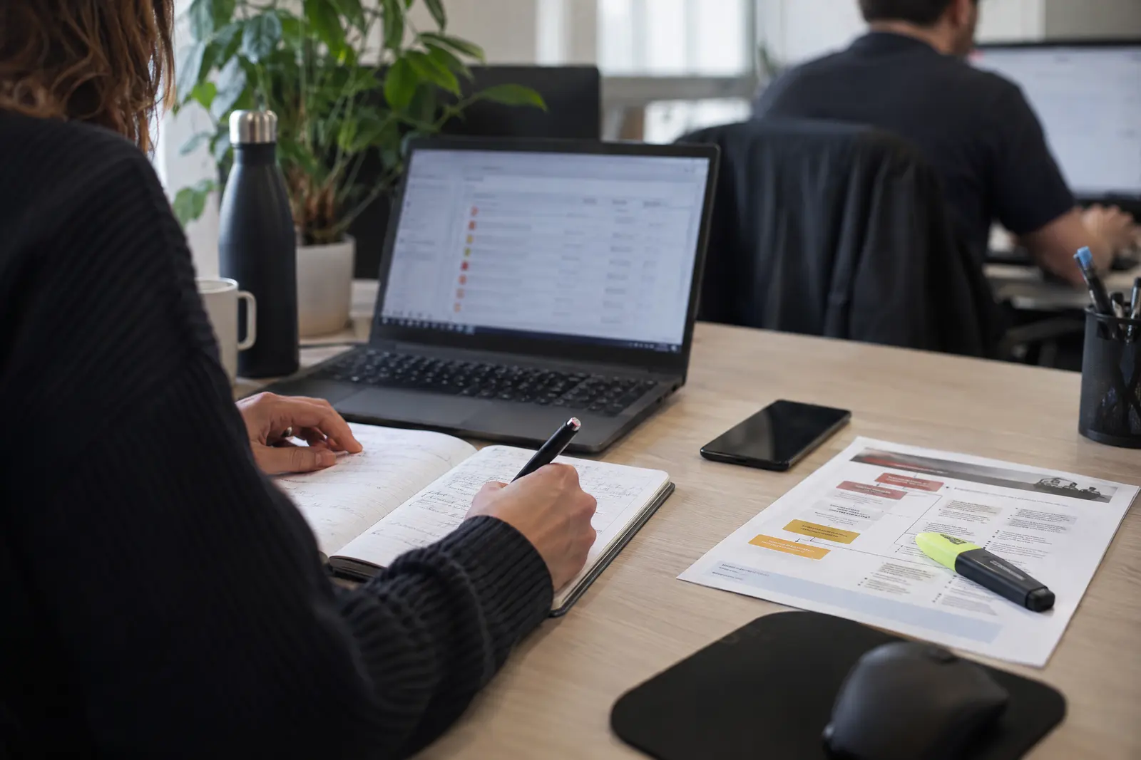 Bureau avec une liste d'alertes, une procédure d'escalade et un cahier de suivi